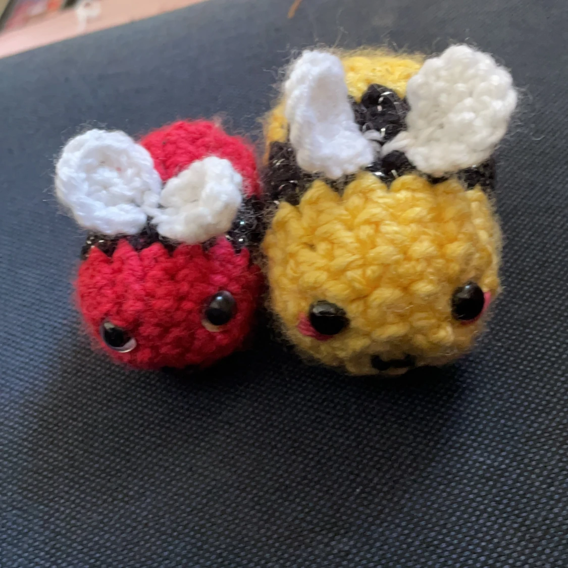Två söta virkade bin - 91