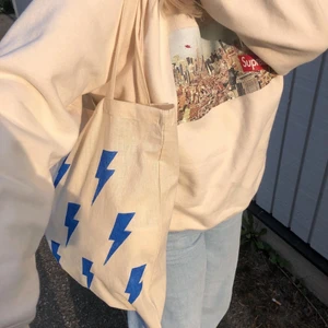 Handmålad tygpåse⚡️ - Säljer handmålade tygpåsar som passar perfekt till allt från skola, jobb och träning! skriv till mig här eller gå in på min hemsida Lovinas.quickbutik.com om du är intresserad!💗⚡️