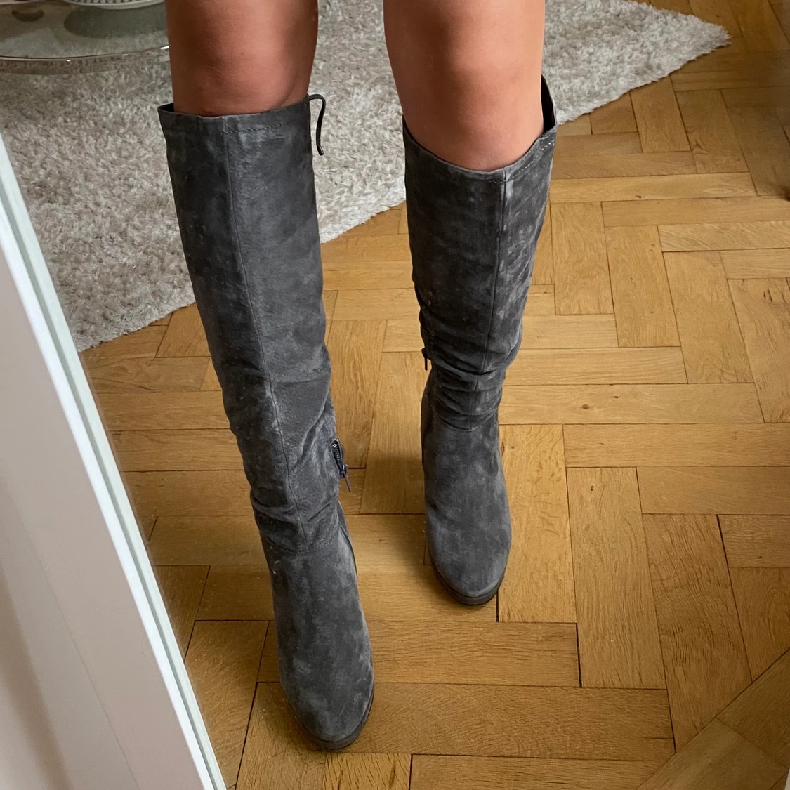 Gråa mocka stövlar