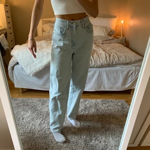 Jeans - Raka jeans i väldigt ljus tvätt från Urban Outfitters, storlek 27 (köpt i Usa), passar storlek 36/38, jag är 174cm lång💖 Nästan aldrig använda pga fel passform på mig :( Säljer för 200⚡️