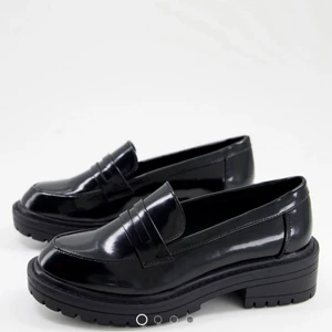 Loafers från ASOS - Superfina loafers från ASOS i svart. Helt nya och aldrig använda då de var för stora för mig.