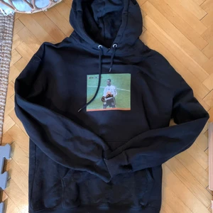 Random bastards hoodie - slutsåld Hoodie från random bastards med Steve Galloway-tryck. Finns inte att köpa längre. Storlek L.