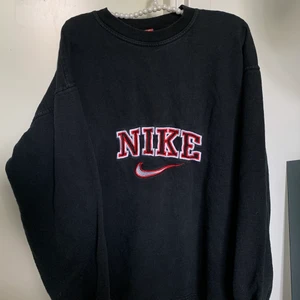 Nike tröja - Jättesnygg nike tröja i unik färg. Äkta och finns inte att köpa någonstans, därav priset. Den är i storlek XXL men passar mig som brukar bära S/M om man vill att den ska vara lite oversized. Kan mötas upp i Göteborg eller skicka, frakten är gratis. Priset kan inte diskuteras eller sänkas 💕