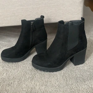 Boots med klackar <3 - Säljer dessa boots som jag köpte ifrån Glassons i Nya Zeeland! Är bara använda ett par gånger! Stolek nz7 och fungerar på mig som är 39! 🌸🌸