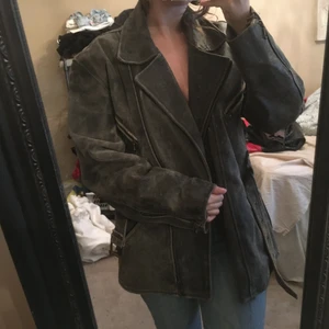 Märke saknas storlek S - Skinnjacka i mörk grå. Väl använd. Köparen står för frakten🌸