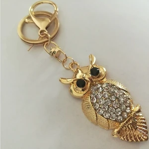 Guldfärgat hängsmycke - Uggla  - Nytt Guldfärgat designhängsmycke i ugglemotiv med snygga dekorativa stenar samt liten svart tofs baktill. Kan hängas på tex, Nycklarna, Väskan eller vart tyckes passa. Den svarta dekorativa tofsen går att ta bort. Ser ut mest som på bild nr 1 (utan tofsen) Ordinariepris, 189:- (Slutsåld i butik) 