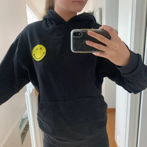 Hoodie  - Snygg svart hoodie med tryck på! Köpt på asos för ca 2 år sen. Bra skick.  