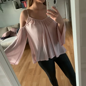 Linne med utvidga ärmar - Rosa linne med utvidga ärmar från Gina Tricot i stl S, köparen står för frakt 