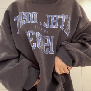Sweatshirt  - 💓💗Säljer denna coola vintage sweatshirten från Gina Tricot💖💖(lånad bild)💗💗