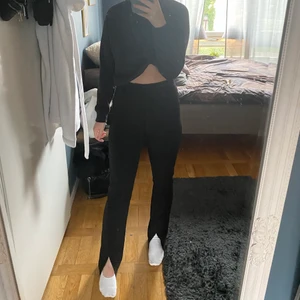Kostym byxor med slits  - Jättefina kostym byxor med slits ifrån nakd. Väldigt bra skick. Stl 34