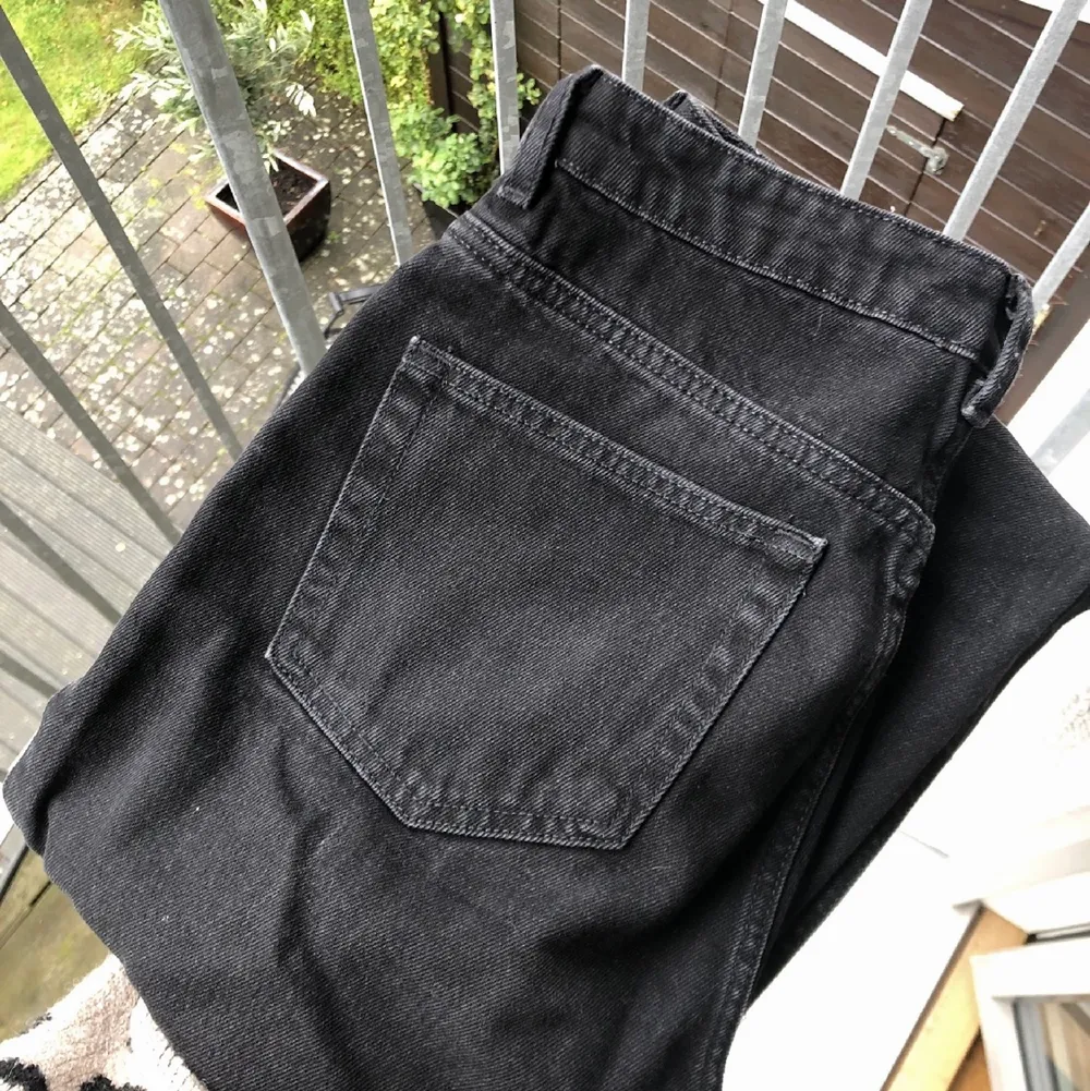 Säljer nu dessa svarta asnygga jeans då dom är för stora för mig! Från weekday i modellen Rowe. Köpte dom för 500kr. Jeans & Byxor.