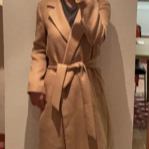 Beige kappa från zara  - En jätte fin kappa från zara ner till knäen lite lång i armen men jag är 1,63 den kostar 200 plus frakt budgivning finns 