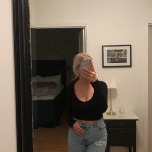 Långärmad - Svart långärmad, ribbad tröja som är v-ringad fram💗