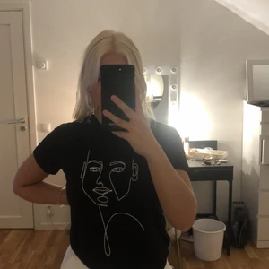 Svart T-shirt med tryck  - Svart T-shirt med tryck på framsidan , från Veromoda, storlek s , användt 1 gång 