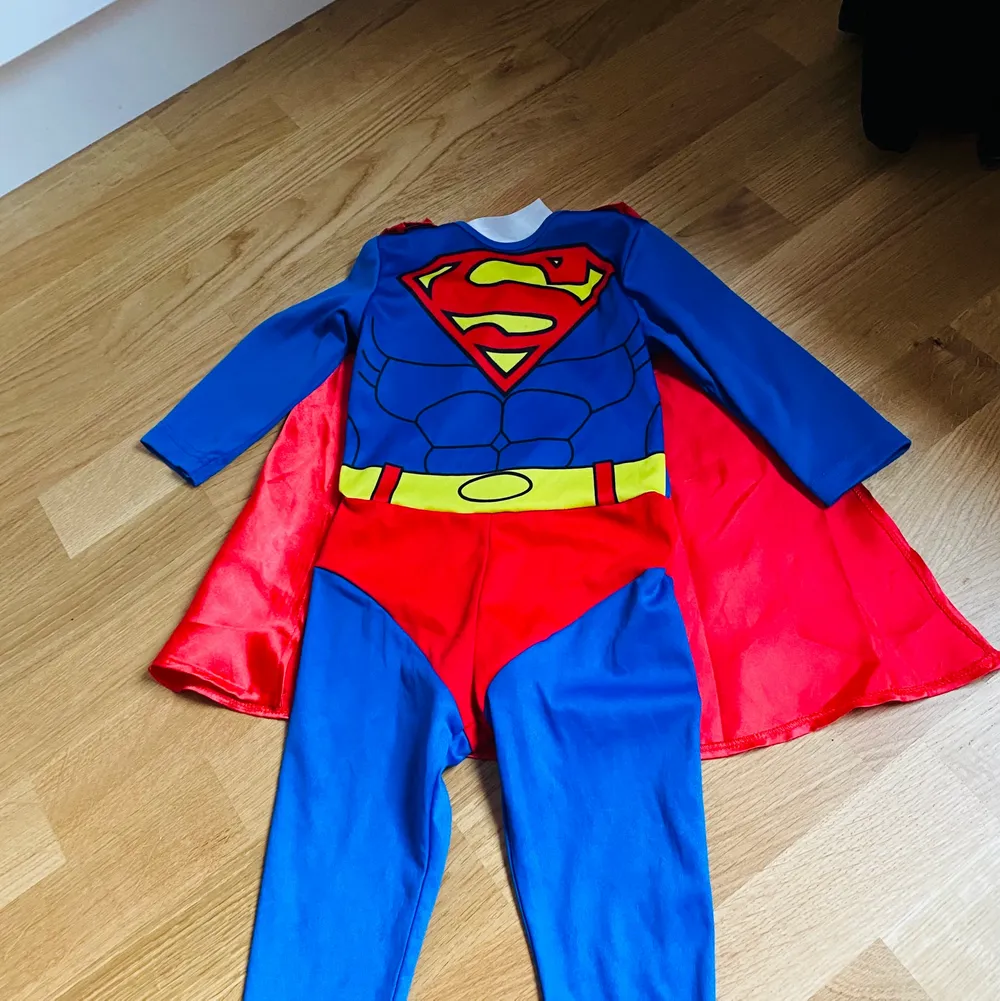 Superman dräkt i storlek 74/80! Fint skick knappt använd alls!. Toppar.