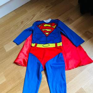 Superman dräkt i storlek 74/80! Fint skick knappt använd alls!