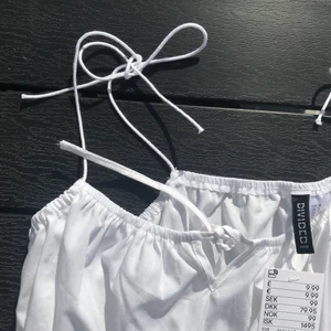 Vit volang blus💕 - Helt oanvänd vit volang blus från hm💕 original pris 99kr💕 priset går självklart att diskutera💕