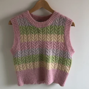 Zara stickad väst - Väldigt populär stickad väst från Zara som tyvärr inte kommer till användning längre… Fortfarande i väldigt fint skick och färgerna är ljusare i verkligheten 🌈