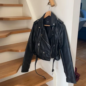 Skinnjacka - Helt oanvänd skinnjacka från Pull&bear. Jackan är i storlek L men den är ganska liten i modellen så sitter mer som en M, men den sitter även lite oversized oavsett om du är S/M/L. Säljer då den inte kommer till användning tyvärr då den är skit snygg!!