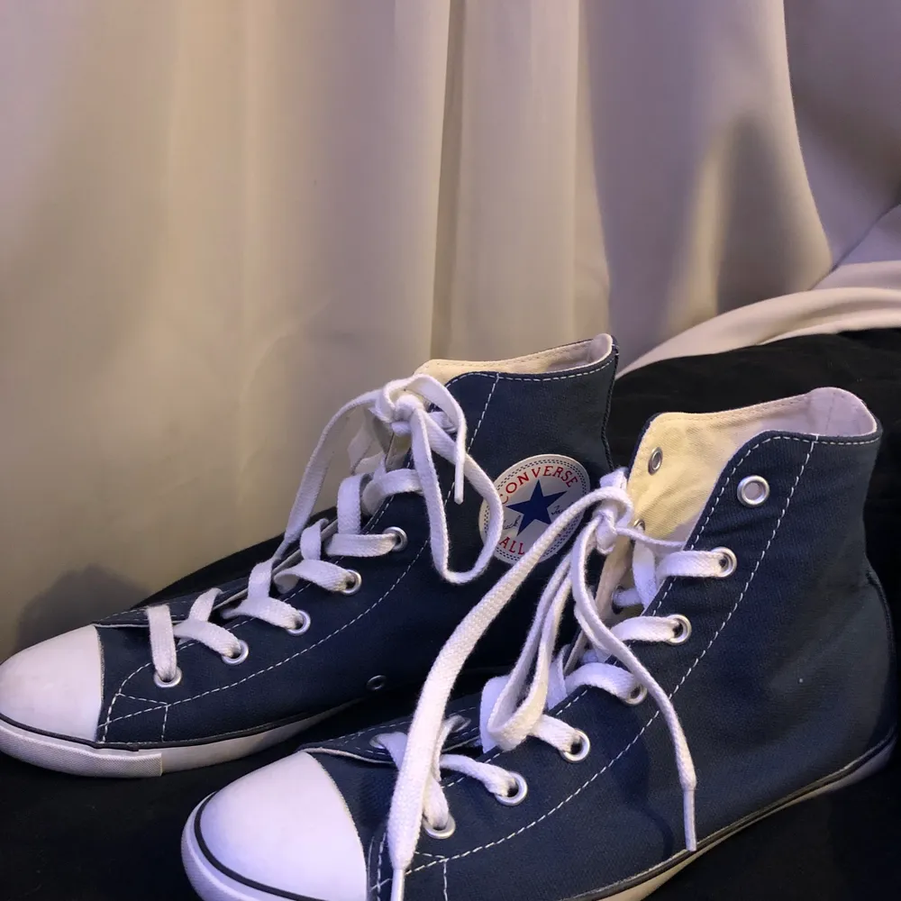 Säljer dessa jätte fina converse skor, as sköna! Nästan aldrig använt 🥰. Skor.