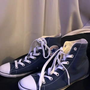 Ex. Converse strl 37 - Säljer dessa jätte fina converse skor, as sköna! Nästan aldrig använt 🥰
