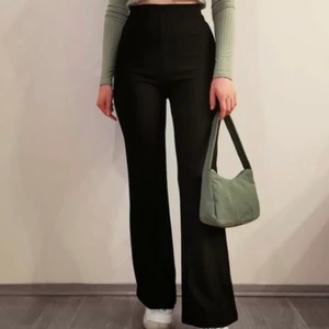 Kostymbyxor i strl 32/34 - Super snygga kostymbyxor från monki i storlek 32/34. Säljer de för 200kr💓
