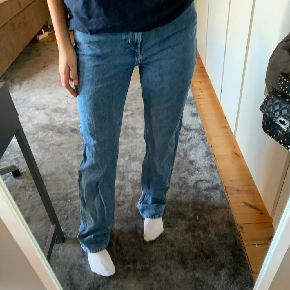Säljer dessa snygga blå högmidjade jeans från Weekday!💙toppenskick men kommer knappt till användning. Storlek 28/32. Köparen står för frakt😊. Jeans & Byxor.