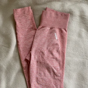 Gymshark träningstights - Säljer dessa pg.a för små och kommer inte till användning! 