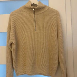 Tröja - Beige tröja med högkrage, fint skick. 