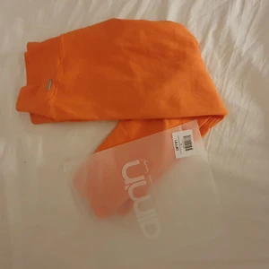 Aimn, tights  - Det är ett par tränings tights från aimn, dom är i storlek M. Dom ser orangefärgade ut men dom är mer åt det coralfärgade hållet, dom är helt oanvända och dom är i ankel längd alltså inte full längd som men dom är inte korta men inte en fullängd. jag är 172cm och det är ungefär 15 cm kvar till min ankel när jag har på mig dom.