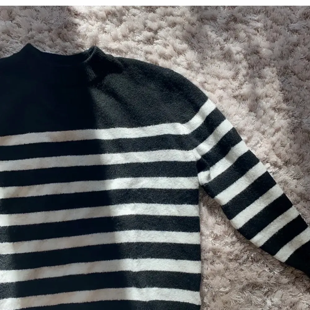 Lägger ut igen pga oseriös köpare! En superfin stickad tröja från H&M. Storlek S💗 För mer bilder eller information kontakta gärna mig!💗. Stickat.