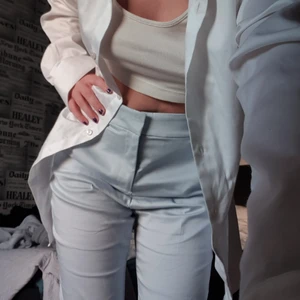 Ljusblå kostymbyxor - Jag säljer dessa suuuuuper snygga kostymbyxor då de är lite för stora för mig💕 använda en gång så de är som nya🥰 skicka om du vill ha fler bilder!