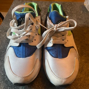 Nike  - Nike Huarache , bandet bakom har släppt, går säkert att limma ihop. Fint skick! 