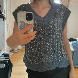 Stickad väst - Så cool stickad väst från zara i storlek s, superfin till hösten. Säljer då den inte kommer till användning. 