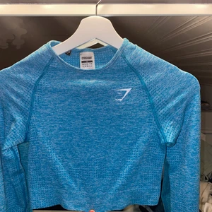 Gymshark träningströja  - Träningströja i storlek S, finns ett litet hål i nedre delen av ärmen som inte märks. Skriv privat för mer detaljerade bilder. Lägg ett bud, och köparen står för frakten💕