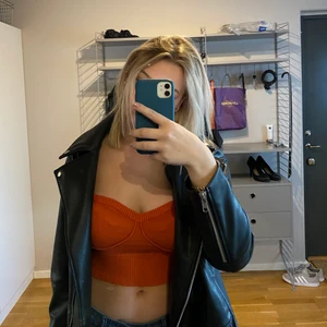 Topp  - Skitsnygg orange stickad topp från Gina tricot🧡är jätteskön!!