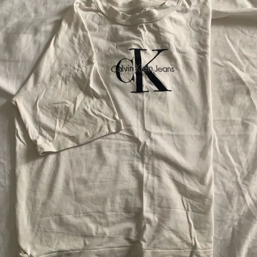 2 olika Calvin Klein tröjor, bild 1 är en tröja 2&3 en annan! 100kr/st men rätt använda så går att diskutera. Original pris 449/300 (frakt tillkommer)💘. T-shirts.