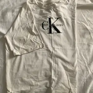 2 olika Calvin Klein tröjor, bild 1 är en tröja 2&3 en annan! 100kr/st men rätt använda så går att diskutera. Original pris 449/300 (frakt tillkommer)💘