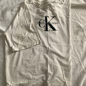 Ck tröjor - 2 olika Calvin Klein tröjor, bild 1 är en tröja 2&3 en annan! 100kr/st men rätt använda så går att diskutera. Original pris 449/300 (frakt tillkommer)💘