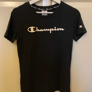 T-shirt - T-shirt från champion, endast använd ett fåtal gånger så är i princip som ny. Köparen står för frakt.