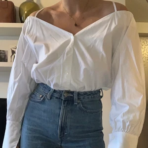Vit skjorta st36 - Fin skjorta i offshoulder-modell, krispigt bomullsmaterail, från H&M Trend, använda fåtal gånger