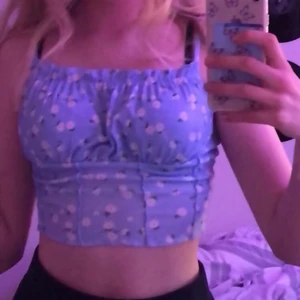 Blommig topp  - Säljer en fin mönstrad blommig croptop från Shein. Använd cirka 2 ggr. Har xs i den men passar s också. Säljer för 20kr🤍⚡️
