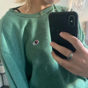 Sweatshirt - Säljer min supersnygga champion tröja, perfekt till hösten.🖤🍁.                                                                         KÖP DITEKT FLR 500!!!