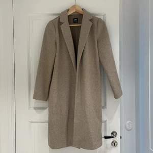 Beige Kappa - Beige kappa från Zara i strl M. Utan band att knyta runt midjan. Frakt ingår ej i priset🥰