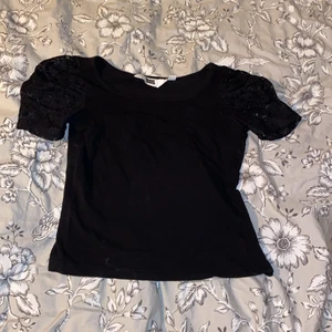 Gullig topp - Super gullig svart topp med spetsiga puff armar. 122/128 men jag som är Dam M kan ha den endast något kort för min smak.