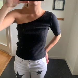 Svart one-shoulder topp - Svart one-shoulder topp från nakd som jag tyvärr inte använder och valt att sälja. Knappt använd och i bra skick