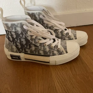 Dior - Dior skor i storlek 37. Använda 5-6 gånger. Sann i storlek, väldigt sköna skor! Pris kan diskuteras!!!!