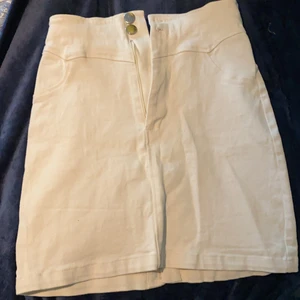 Beige/gräddvit kjol från zara - Supersnygg jeanskjol från zara som tyvärr blivit för liten.