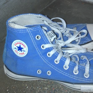 Blåa converce  - Säljer dessa jättefina blå convercen. De är str 35/36 ish och är i bra skick. Buda! (Högsta bud 140)