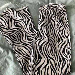 Sjukt balla zebra mönstrade jeans. Är 165cm lång de är aningen långa för mig. Passar från strl S - M 